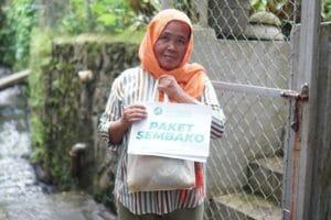 Program Tebar Sembako Yayasan Syekh Ali Jaber Menyambung Asa Lansia dan Dhuafa