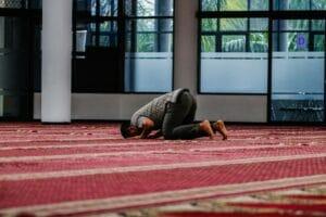Panduan Lengkap Doa Qunut Sholat Subuh Arab, Latin, Arti, dan Hukumnya