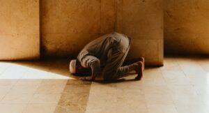 7 Hal yang Membatalkan Sholat Menurut Al-Qur’an dan Hadis