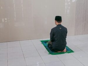 7 Keutamaan Sholat Hajat yang Membuka Pintu Pertolongan Allah