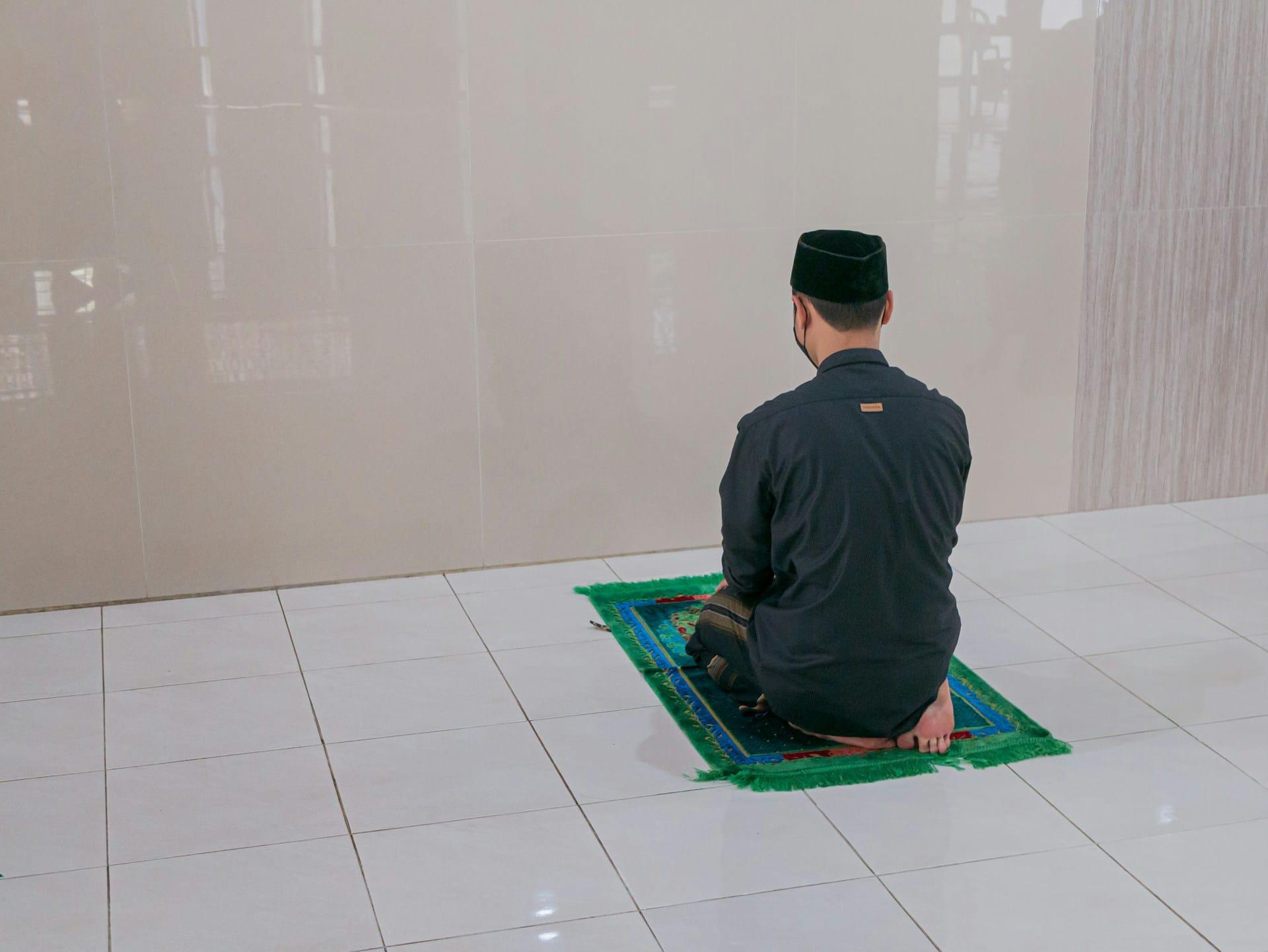 7 Keutamaan Sholat Hajat yang Membuka Pintu Pertolongan Allah