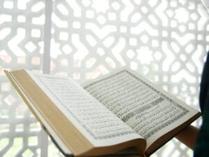 Keutamaan Surat Yasin Lengkap Dengan Dalil, Manfaat, dan Amalan Sehari-hari