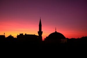 Lafal Doa Syuruq Lengkap Dengan Keutamaan dan Waktu yang Dianjurkan
