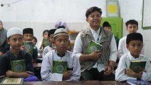 Tebar Qur'an, Yayasan Syekh Ali Jaber Kembali Salurkan 30 Paket Mushaf Al-Qur’an Pada Agustus 2025 1