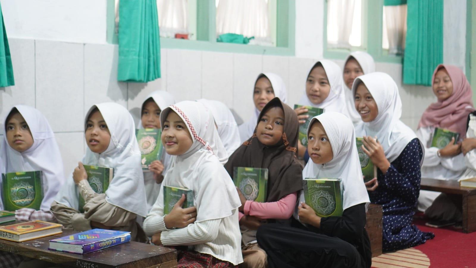 Tebar Qur'an, Yayasan Syekh Ali Jaber Kembali Salurkan 30 Paket Mushaf Al-Qur’an Pada Agustus 2025 1