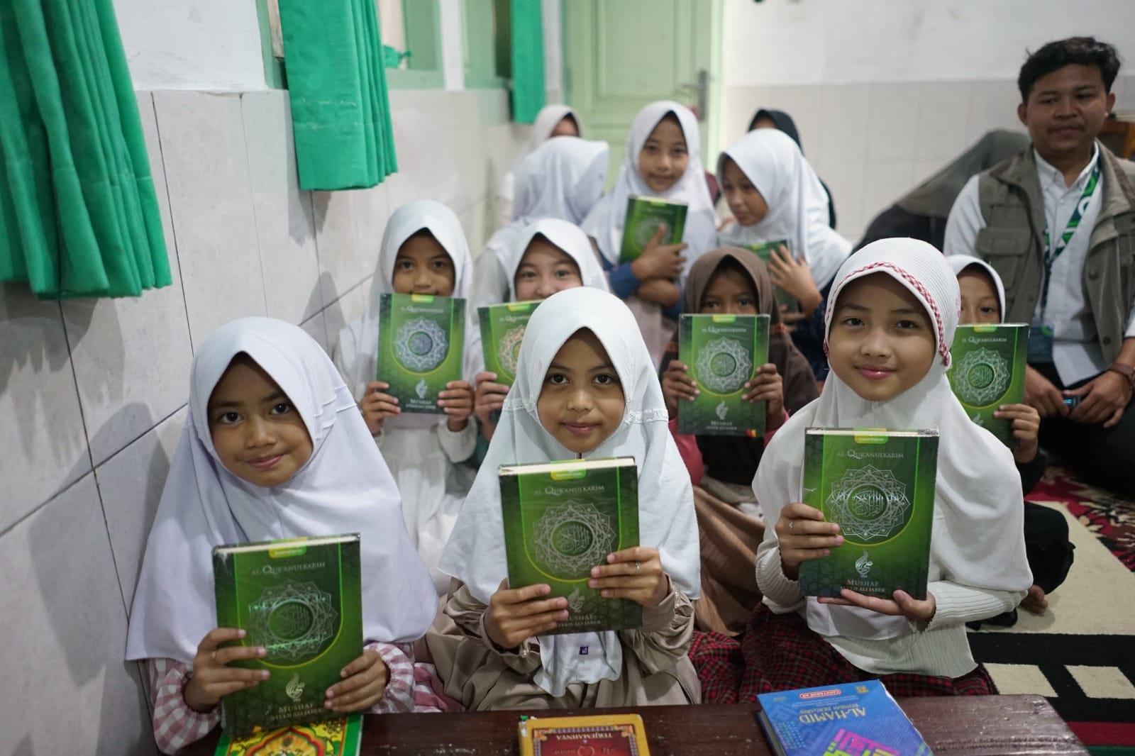 Tebar Qur'an, Yayasan Syekh Ali Jaber Kembali Salurkan 30 Paket Mushaf Al-Qur’an Pada Agustus 2025 1