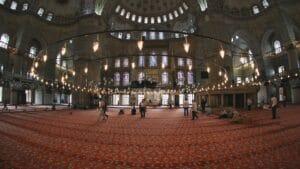 Jangan Langsung Duduk! Inilah Tata Cara Sholat Tahiyatul Masjid yang Benar