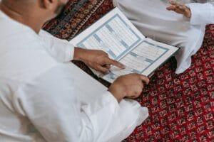 Memahami Keutamaan Berbakti kepada Guru dalam Islam, Menggapai Berkah Ilmu