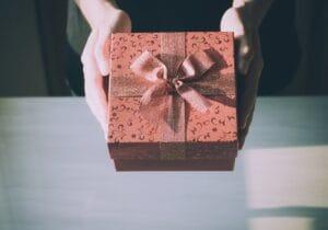 Pahami Perbedaan Hadiah dan Sedekah agar Pahala Tidak Tertukar