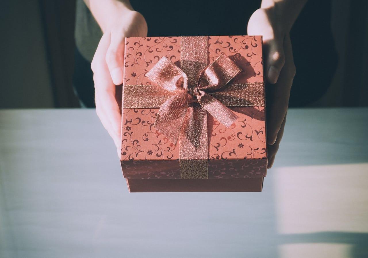 Pahami Perbedaan Hadiah dan Sedekah agar Pahala Tidak Tertukar