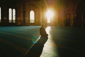 Bacaan Doa Agar Dijauhi dari Orang Jahat, Ikhtiar Langit Memohon Perlindungan Allah