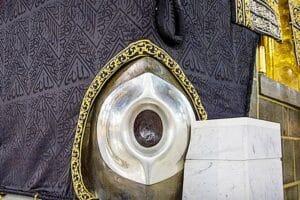 Menyingkap Keutamaan Mencium Hajar Aswad, Batu Surga yang Menjadi Saksi