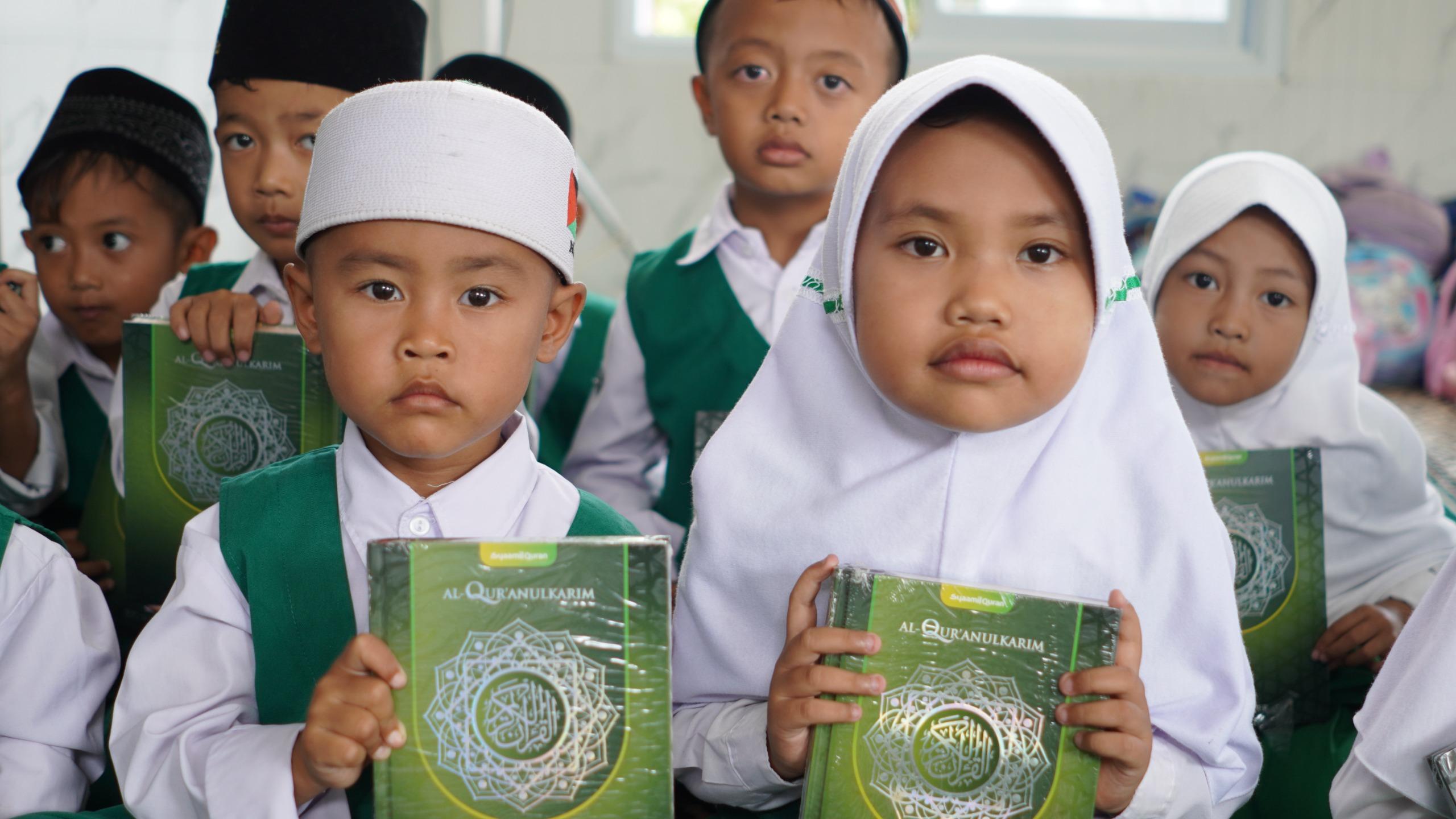 Teruskan Estafet Dakwah, Yayasan Syekh Ali Jaber Salurkan Al-Qur'an Baru untuk Santri Pelosok Cianjur