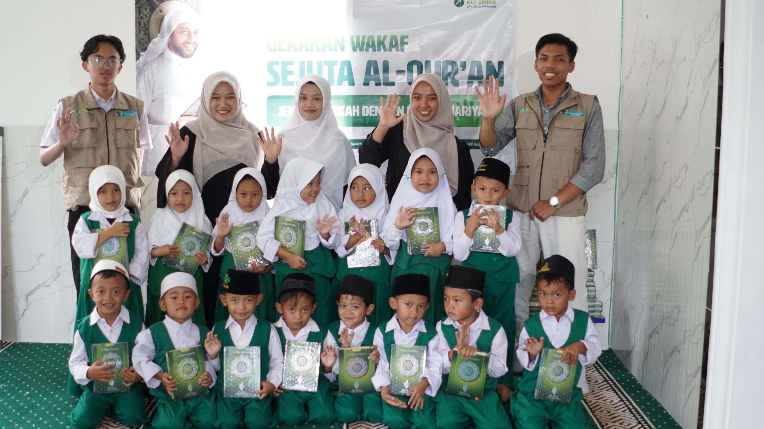Teruskan Estafet Dakwah, Yayasan Syekh Ali Jaber Salurkan Al-Qur'an Baru untuk Santri Pelosok Cianjur