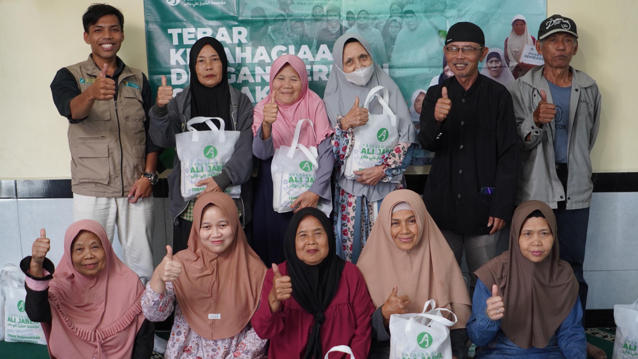 Yayasan Syekh Ali Jaber Salurkan 50 Paket Sembako, Sapa Lansia dan Dhuafa di Pelosok Cipanas 1