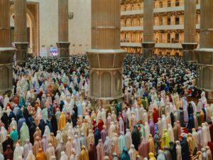 Mengapa Hidup Terasa Berat Simak Keutamaan Sholat 5 Waktu yang Menjadi Kunci Kebahagiaan Dunia Akhirat.