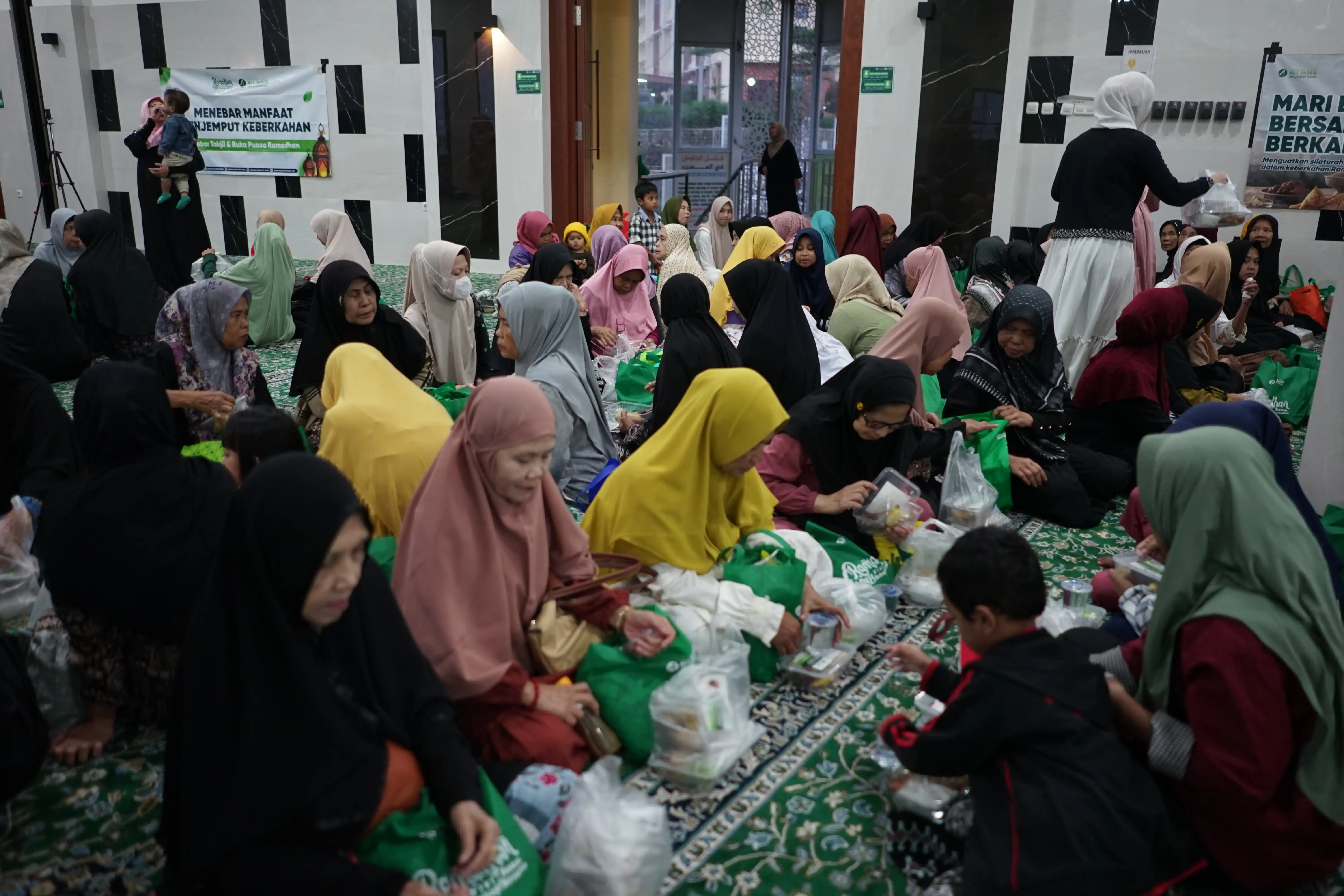 Yayasan Syekh Ali Jaber Gelar Buka Puasa Bersama dan Salurkan Sembako untuk 200 Lansia, Janda, serta Dhuafa