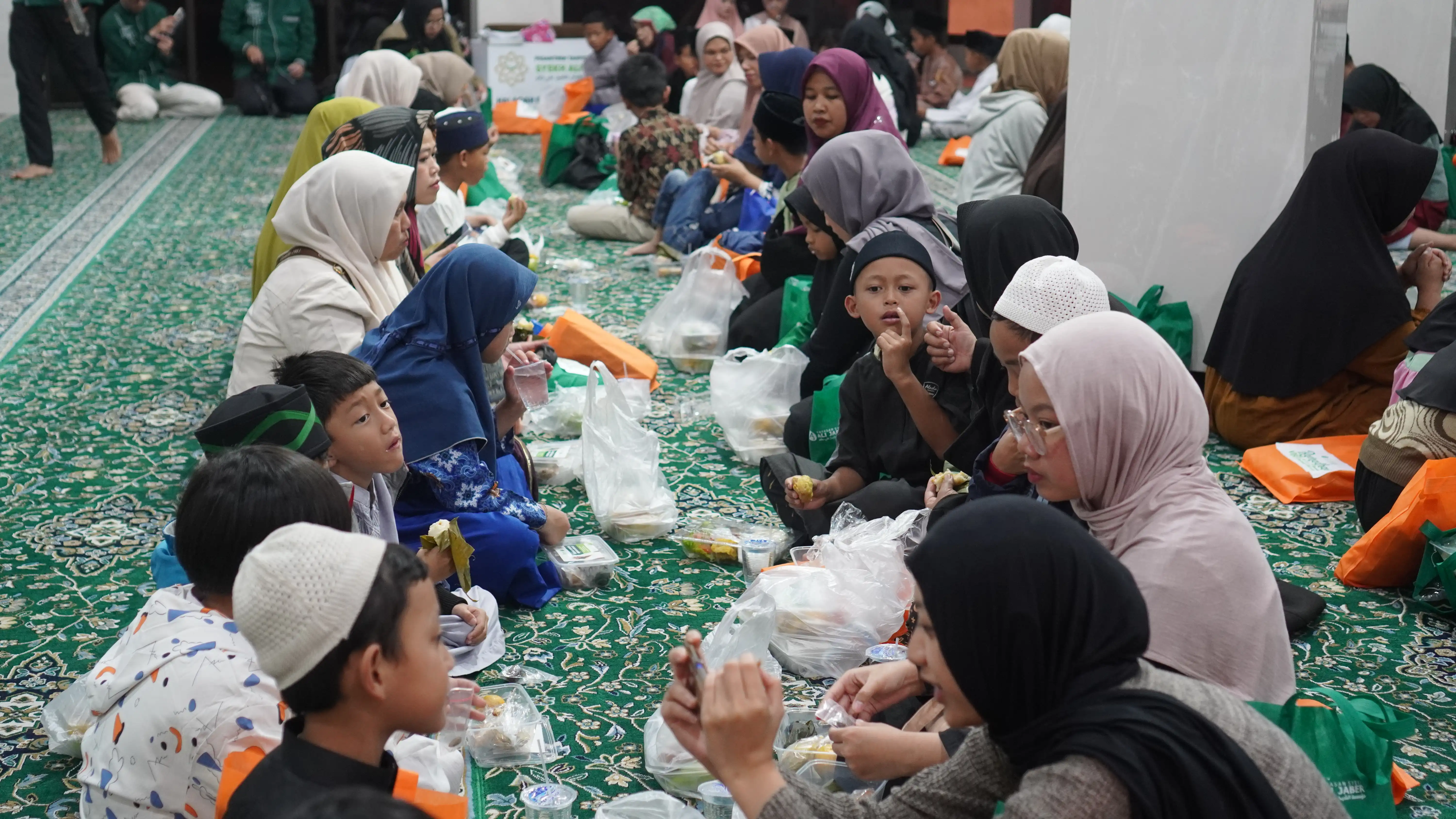 Yayasan Syekh Ali Jaber Gelar Santunan dan Buka Bersama 100 Anak Yatim dan Disabilitas