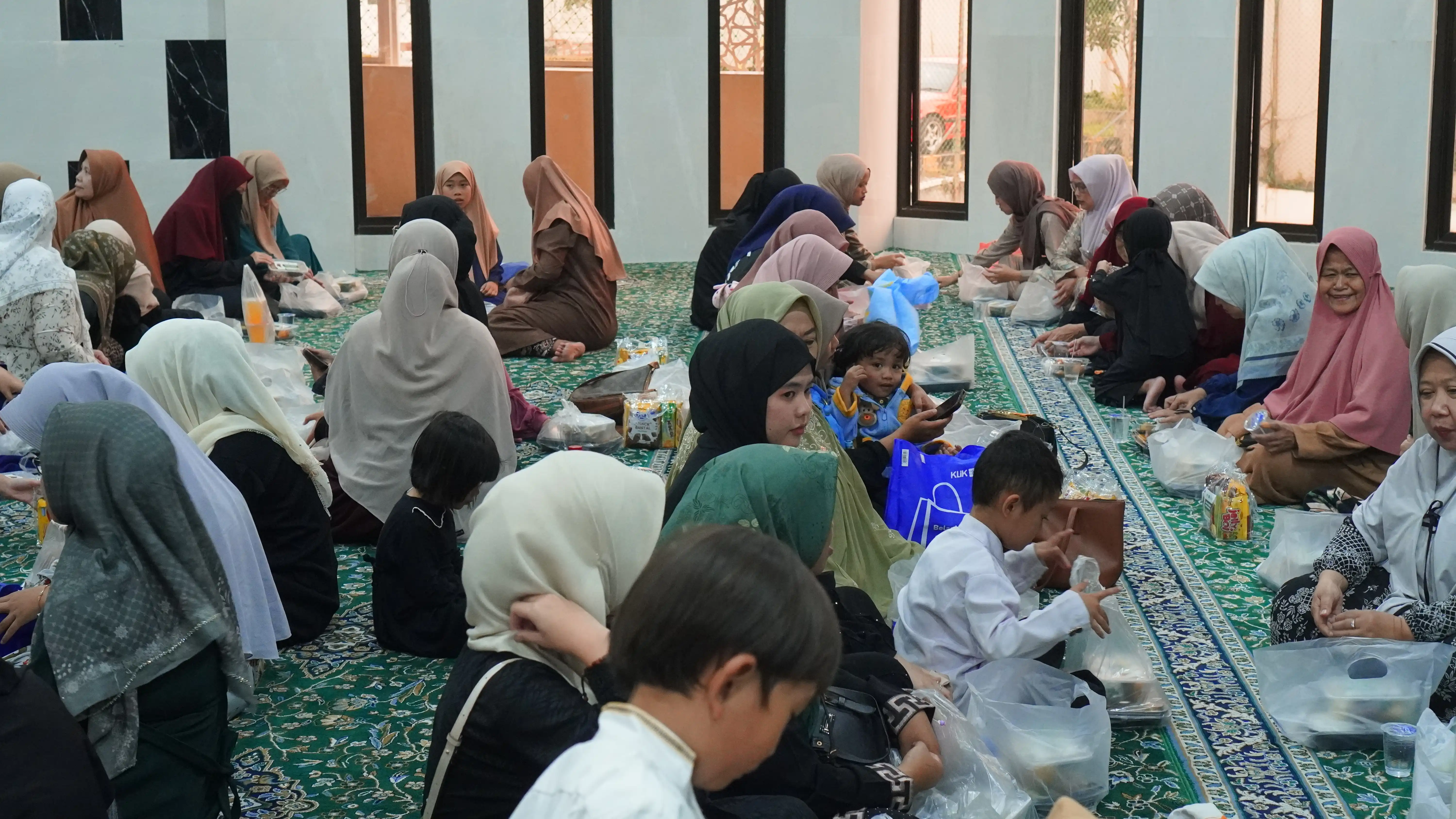 Pererat Silaturahmi, Yayasan Syekh Ali Jaber Gelar Buka Puasa Bersama Keluarga Besar Karyawan