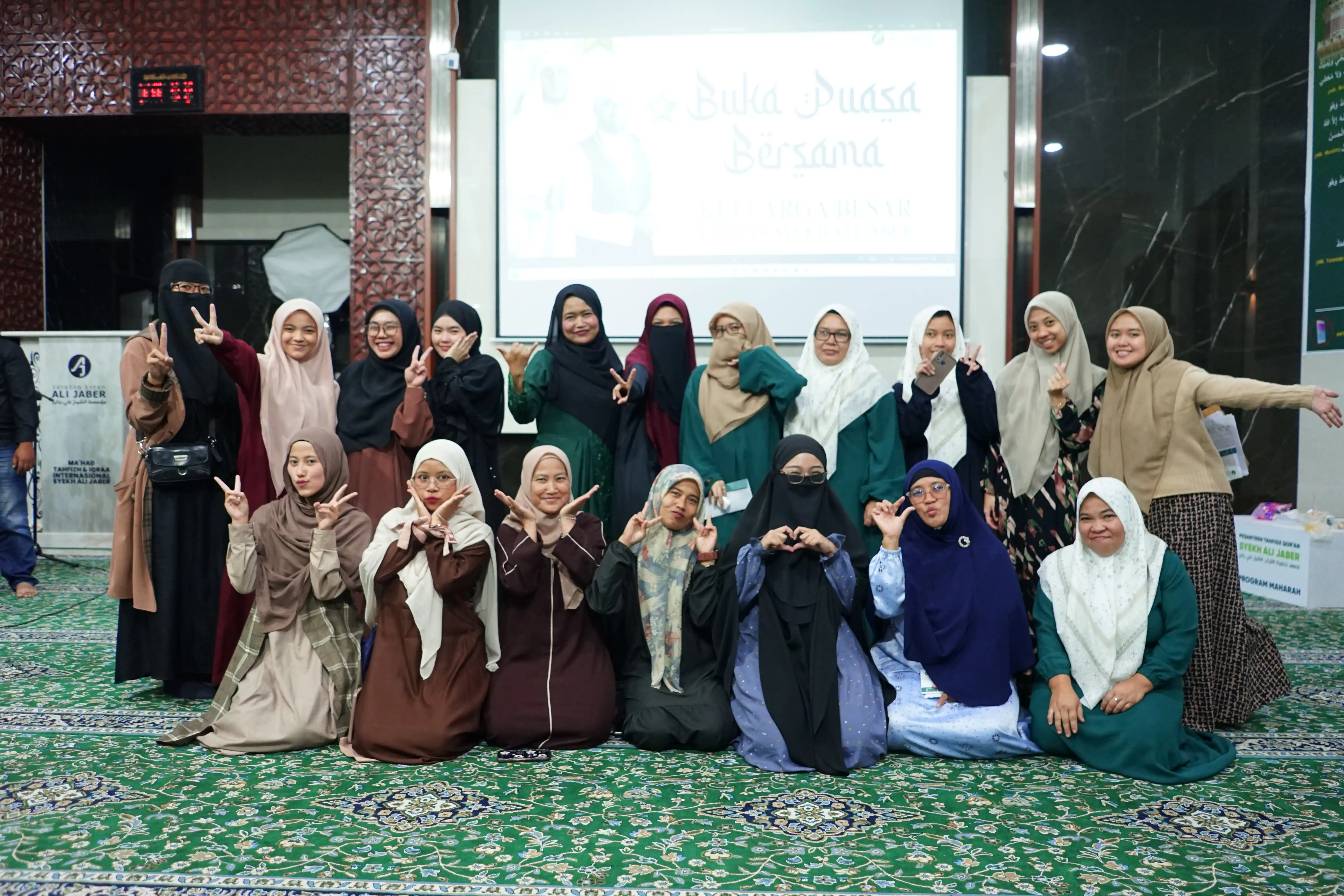 Pererat Silaturahmi, Yayasan Syekh Ali Jaber Gelar Buka Puasa Bersama Keluarga Besar Karyawan