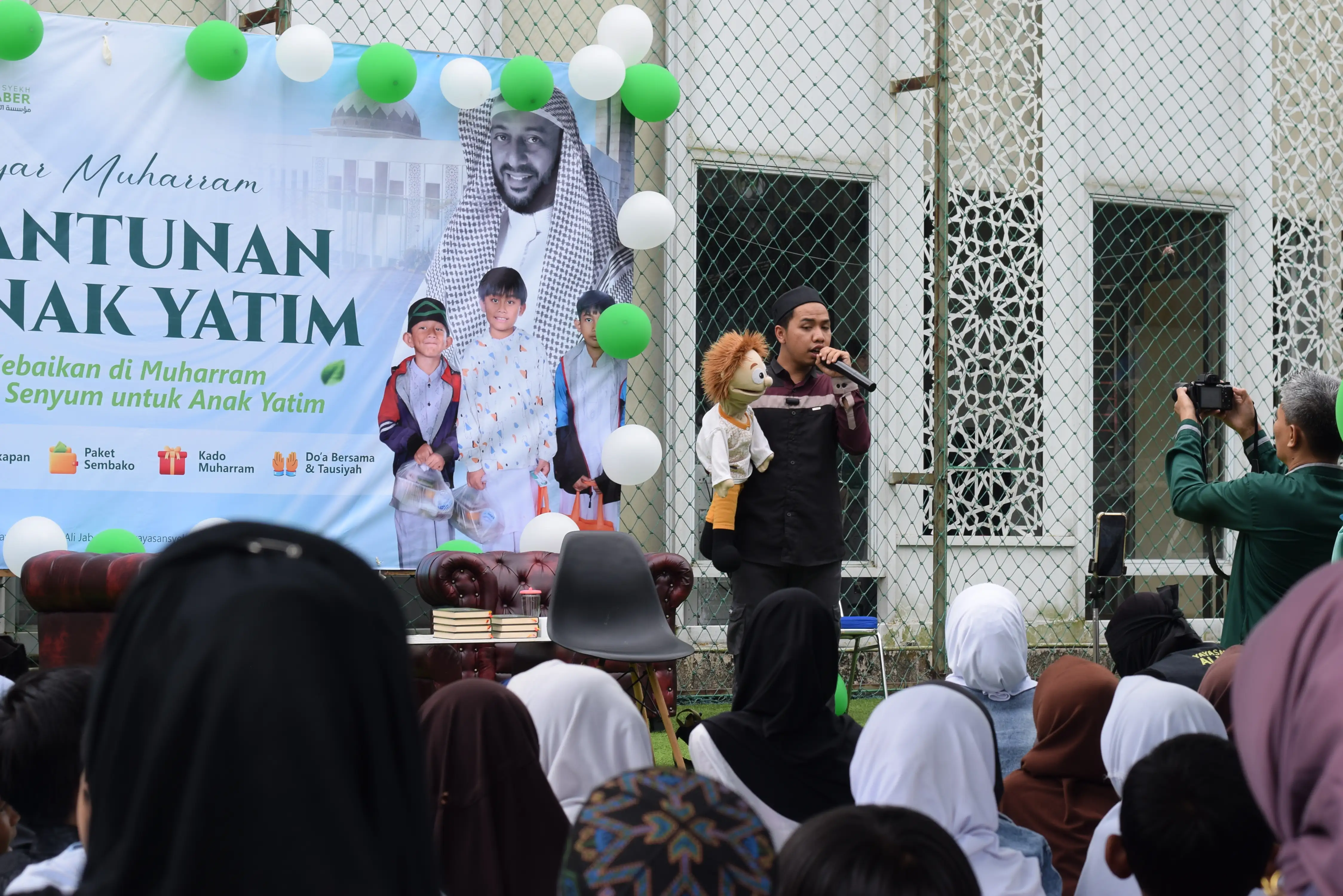 Wujudkan Senyum Generasi Qur’ani, Yayasan Syekh Ali Jaber Gelar Santunan Anak Yatim