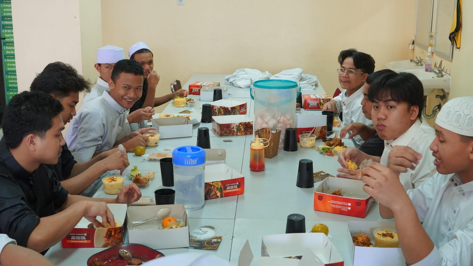 Penuh Berkah! Yayasan Syekh Ali Jaber Melalui Baba Jaber Sukses Salurkan 100 Box Aqiqah untuk Santri dan Yatim
