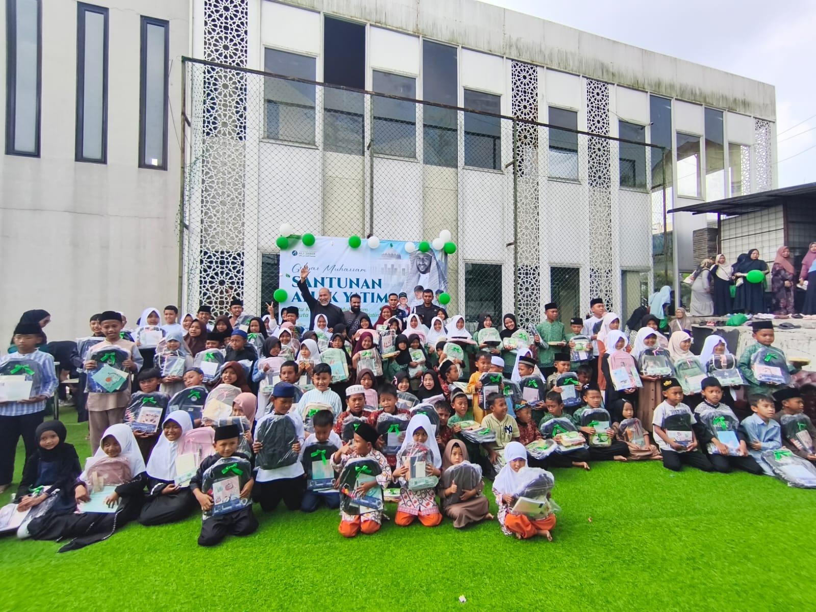 Gencar Kebaikan Muharram, Yayasan Syekh Ali Jaber Gelar Santunan Anak Yatim