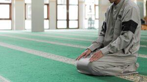 Bacaan Duduk Diantara Dua Sujud dan Macam-Macam Lafaznya