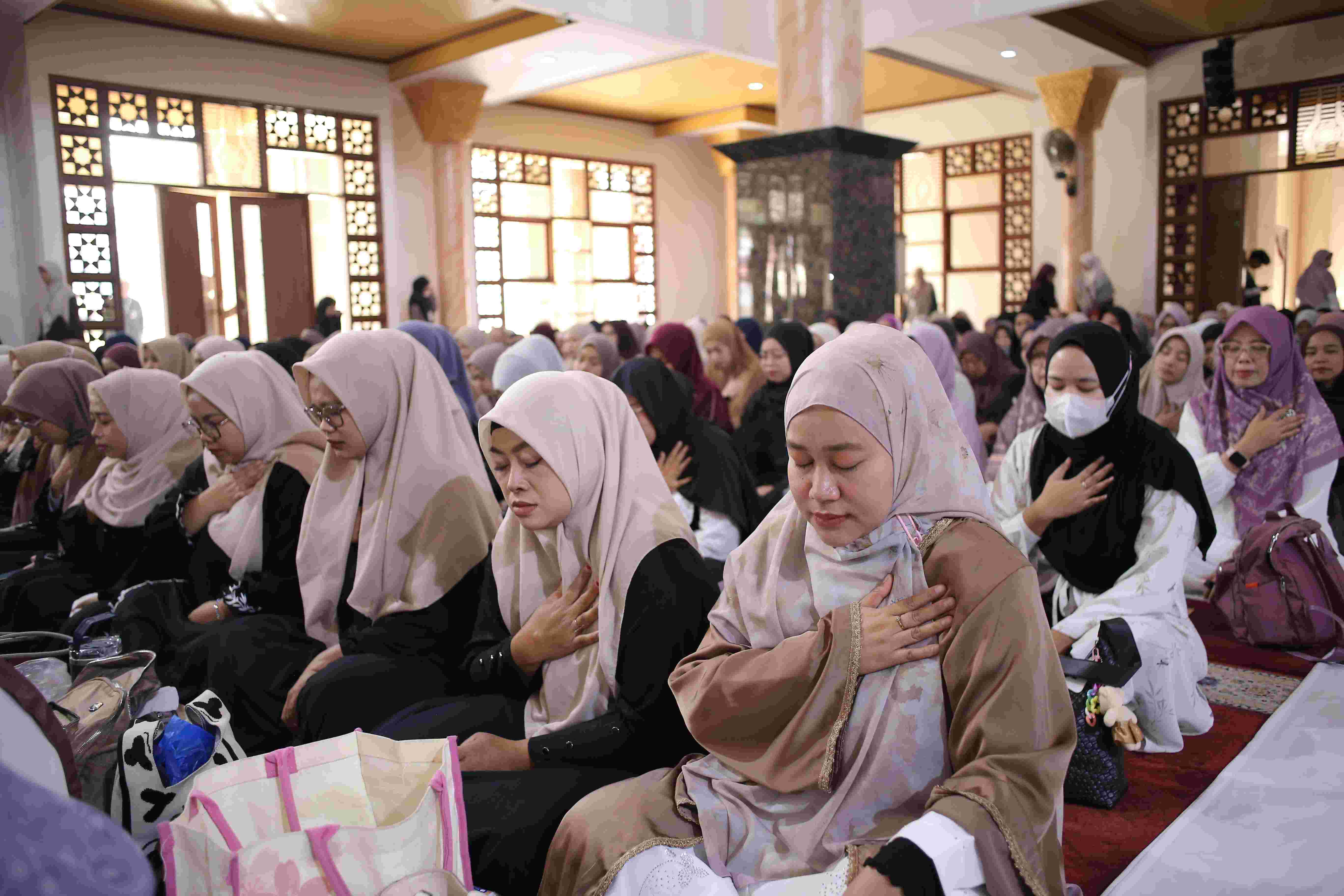 Hadirkan Umma Ilmia Amalia, Kajian Akbar Yayasan Syekh Ali Jaber di Masjid Agung Sukabumi Meriah