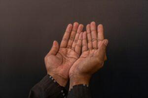10 Doa Setelah Sholat Lengkap dengan Arab, Arti, dan Dalilnya